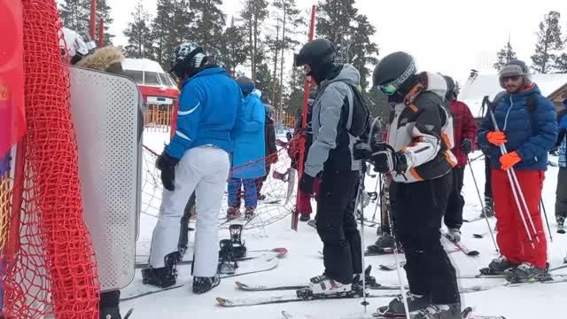 Öğrenciler yarıyıl tatilinin son günlerinde de Cıbıltepe'de kayak yaptı