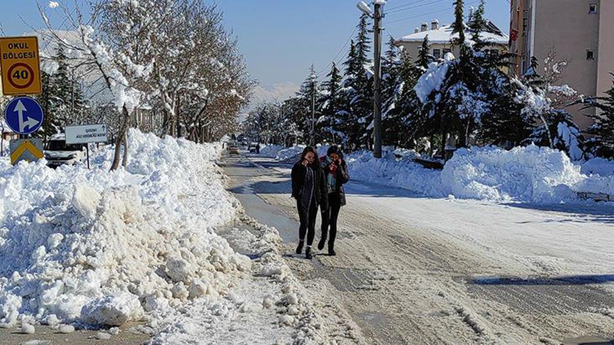 Son Dakika: Elektrik kesintisinin yaşandığı Isparta'da yoğun kar yağışı nedeniyle yüz yüze eğitime 5 gün ara verildi