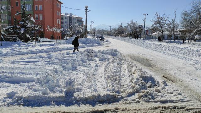 Son Dakika: Elektrik kesintisinin yaşandığı Isparta'da yoğun kar yağışı nedeniyle yüz yüze eğitime 5 gün ara verildi