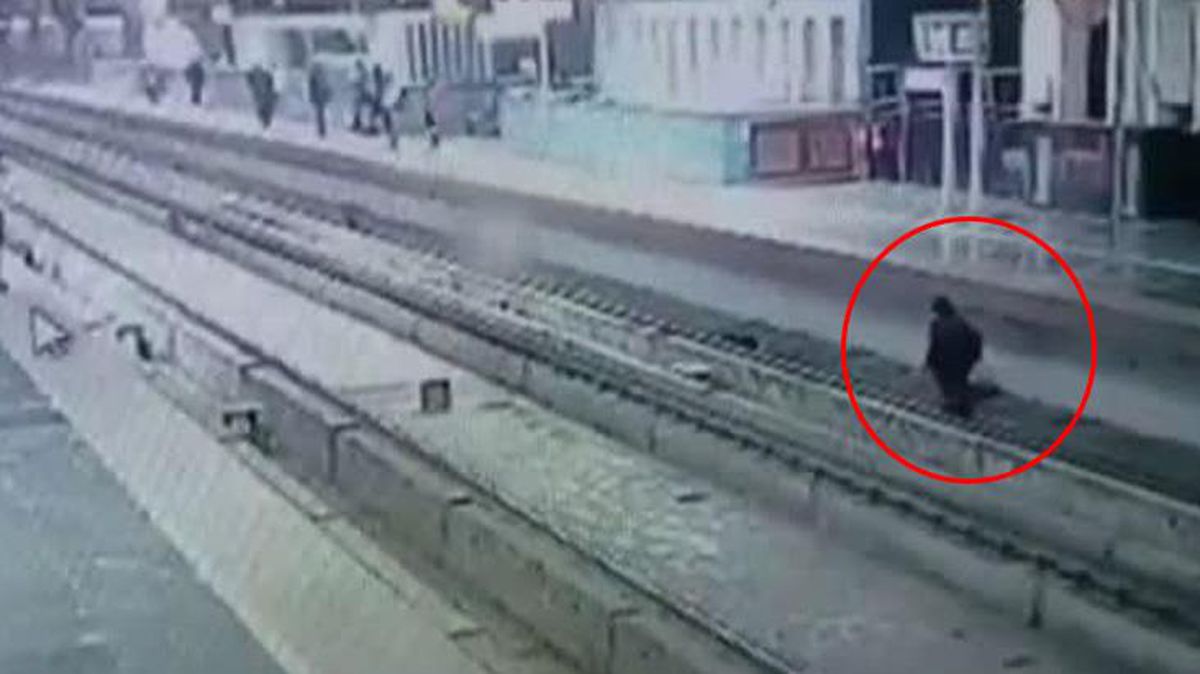 Yok böyle dikkatsizlik! Telefonuyla oynarken rayların üzerine düştü