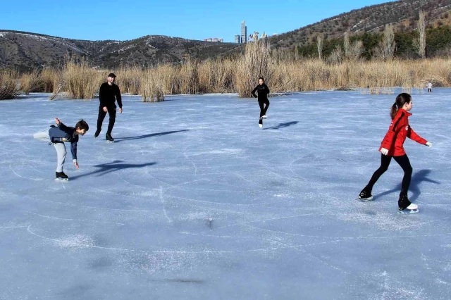 Buz tutan Eymir Gölü miniklerin paten pisti oldu