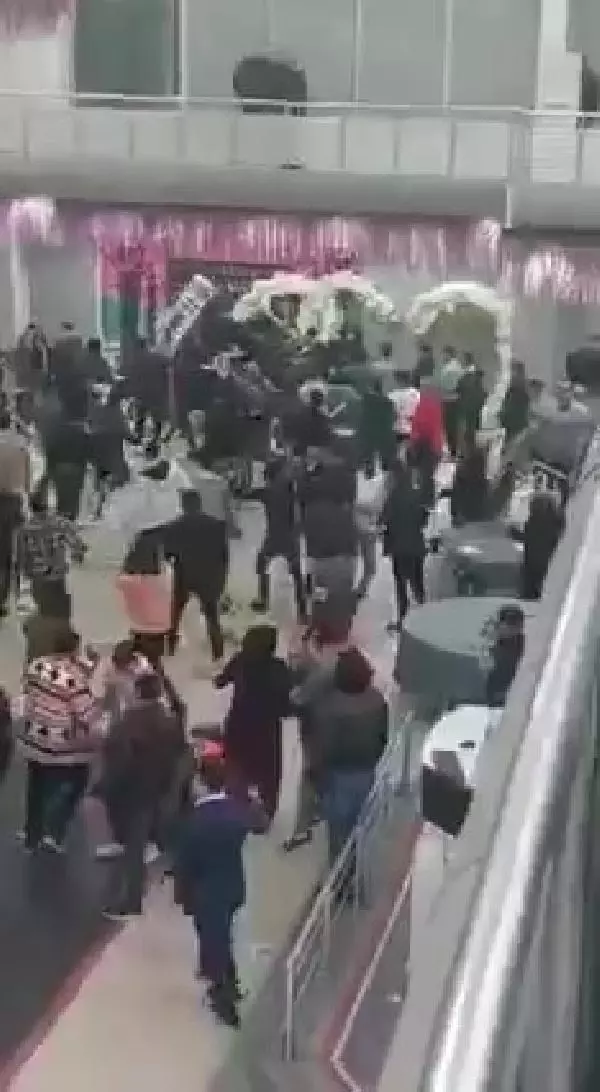 Düğünde sandalyeler havada uçuştu, ortalık savaş alanına döndü; o anlar kamerada