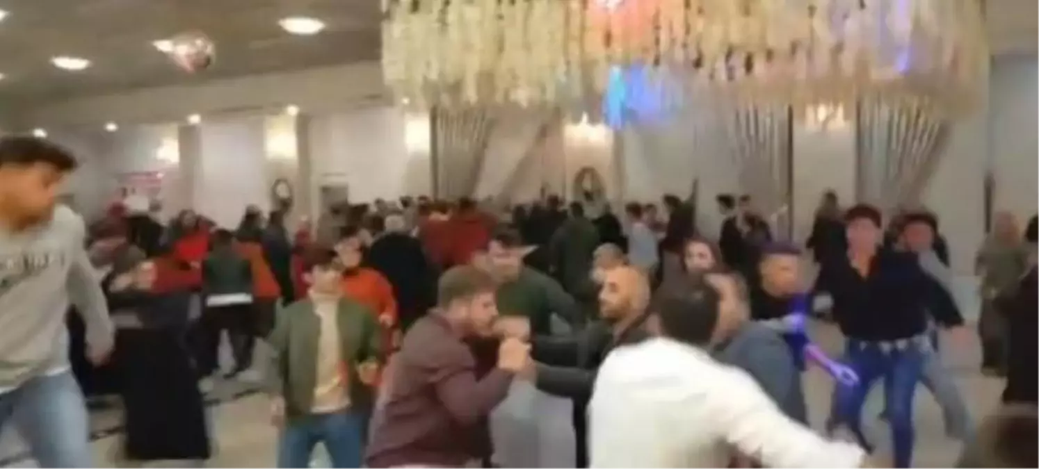 Düğünde sandalyeler havada uçuştu, ortalık savaş alanına döndü; o anlar kamerada (2)