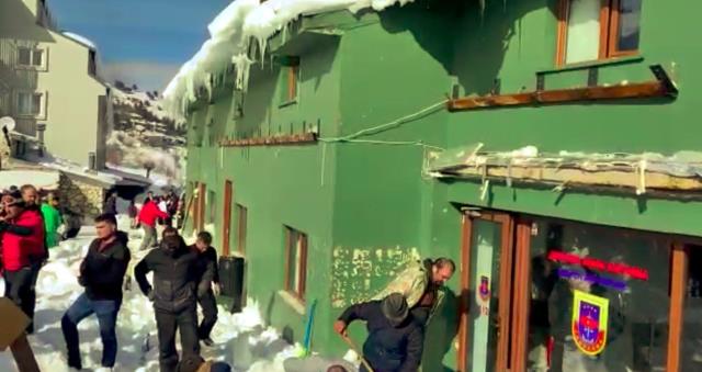 Saklıkent Kayak Merkezi'nde kar birikmesi nedeniyle sundurma çöktü: 8 yaralı