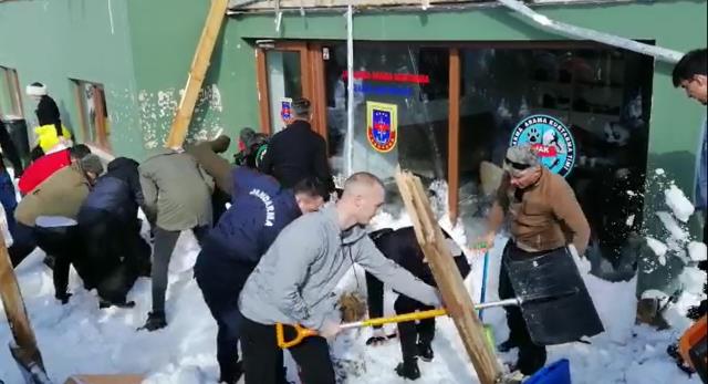 Saklıkent Kayak Merkezi'nde kar birikmesi nedeniyle sundurma çöktü: 8 yaralı