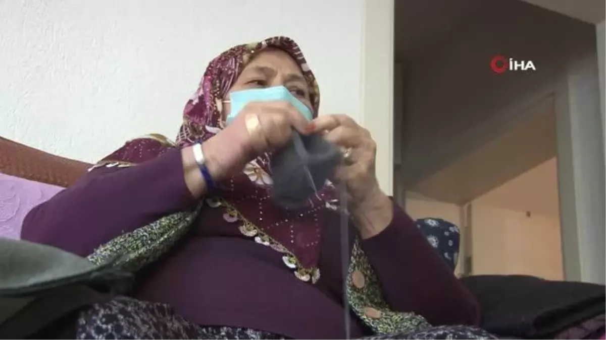 83 yaşındaki Ayşe nine ördüğü patikleri Mehmetçiğe götürdü