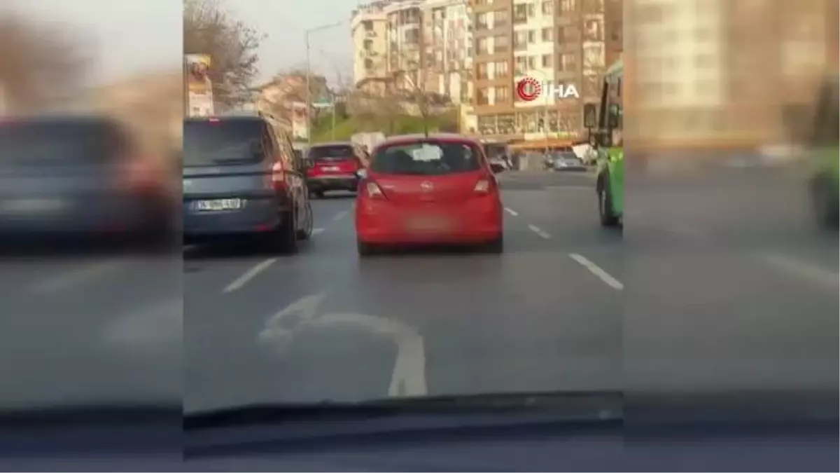 Acemi şoför, aracına astığı notla herkesi gülümsetti: 'Acemiyim, lütfen sıkıştırmayın öğreniyorum'