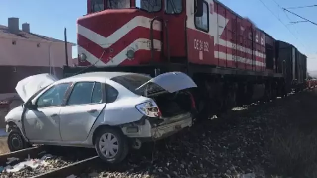 Ankara'da feci kaza! Yük treni otomobile çarptı: 1 ölü, 2 yaralı