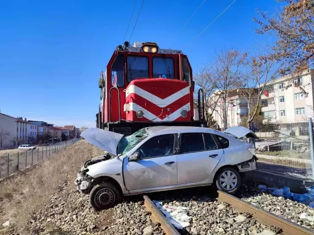 Ankara'da feci kaza! Yük treni otomobile çarptı: 1 ölü, 2 yaralı