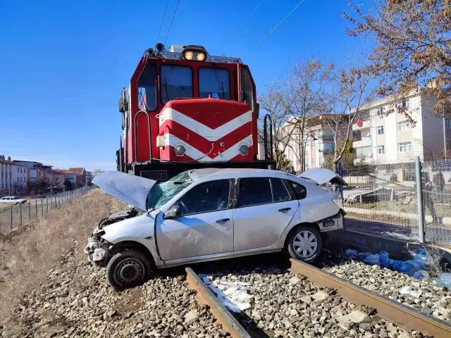 Ankara'da feci kaza! Yük treni otomobile çarptı: 1 ölü, 2 yaralı