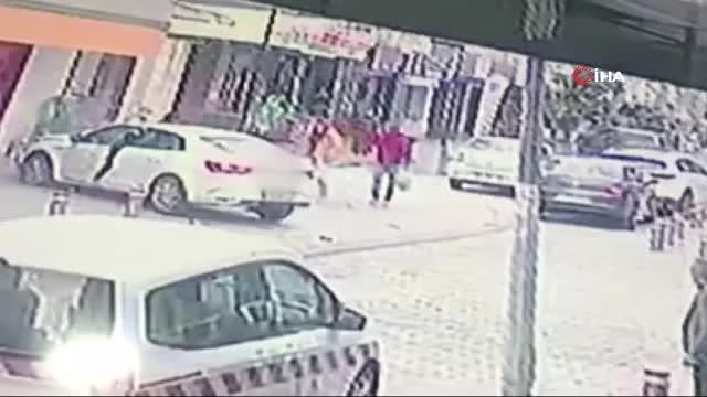 Çekmeköy'de direksiyon başında baygınlık geçiren sürücü önce yayaya çarptı, sonra dükkana daldı...Kaza anı kamerada