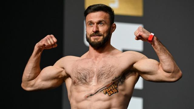 Emekli espor oyuncusu, çıktığı ilk MMA maçını kazandı