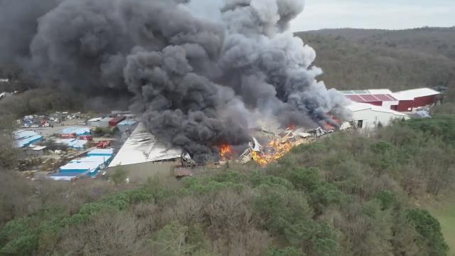 İstanbul Kemerburgaz'daki doğal kaynak suyu tesisinde büyük yangın! Patlama sesleri geliyor
