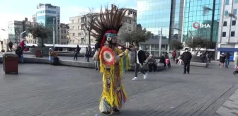(İSTANBUL - ÖZEL)Taksim'de Kızılderili kıyafetli sokak sanatçısı ilgi çekti