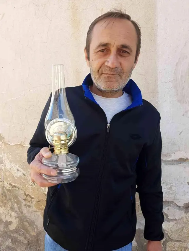 Faturaların yüksekliğine sinirlendi, elektrik şirketi çalışanlarına çayı 5 TL yaptı! TRT payı da alıyor