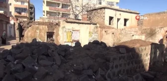 Siverek'te bağımlıların mesken tuttuğu metruk evler yıkılıyor