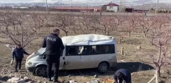 Tarım işçilerini taşıyan minibüs devrildi, 14 kişi yaralandı