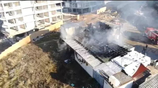 İnşaat işçilerinin kaldığı 8 konteyner, elektrik kontağından çıkan yangın sonrası cayır cayır yandı