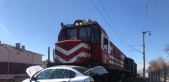 Yük treni hemzemin geçitte otomobile çarptı: 1 ölü, 1 yaralı