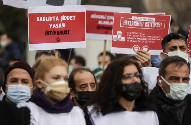 Bazı doktorlar TTB'nin çağrısıyla iş bırakma eylemi yaptı