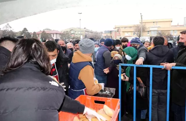Bedava dağıtılan sucuk ekmek izdihama neden oldu