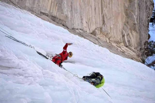 Buz tırmanışı nefes kesti, sporcular 300 metre yükseklikteki şelalelere tırmandı