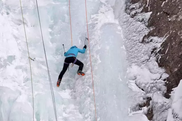 Buz tırmanışı nefes kesti, sporcular 300 metre yükseklikteki şelalelere tırmandı