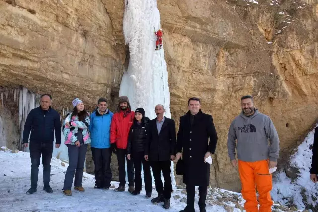 Buz tırmanışı nefes kesti, sporcular 300 metre yükseklikteki şelalelere tırmandı