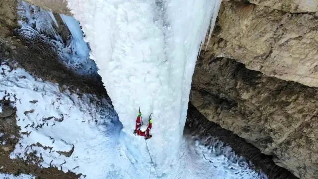 Buz tırmanışı nefes kesti, sporcular 300 metre yükseklikteki şelalelere tırmandı