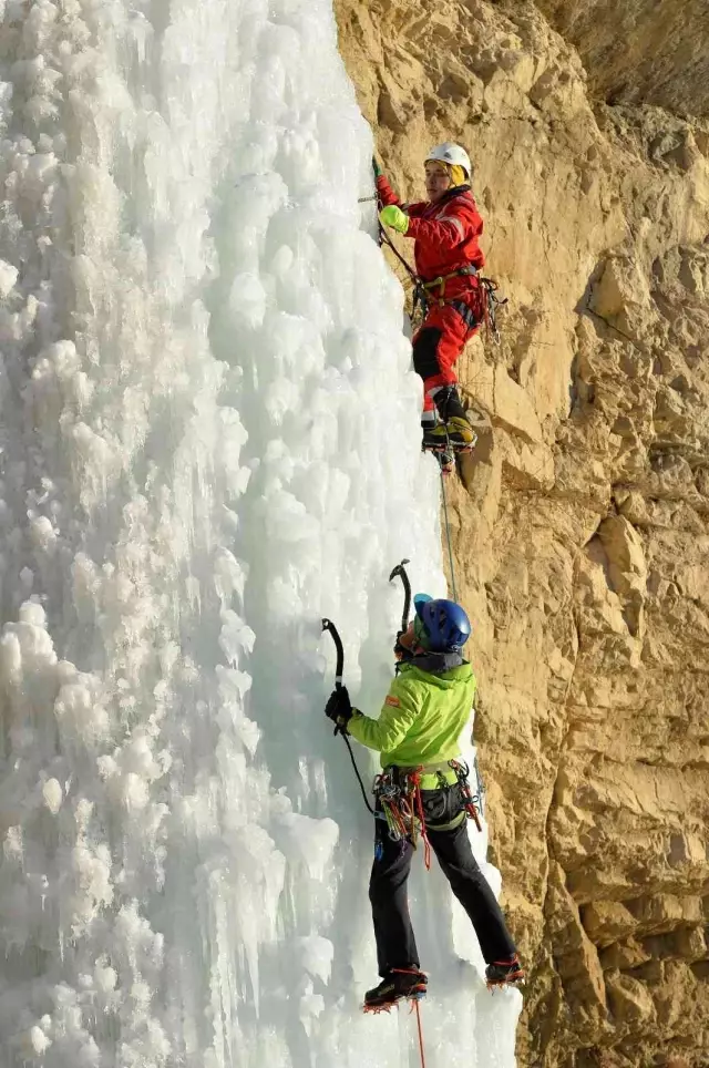 Buz tırmanışı nefes kesti, sporcular 300 metre yükseklikteki şelalelere tırmandı