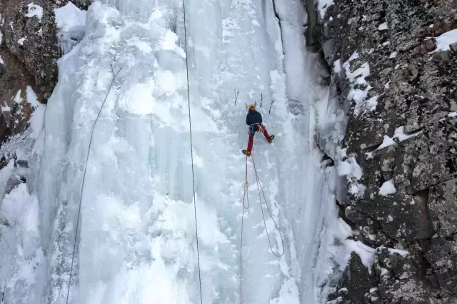 Buz tırmanışı nefes kesti, sporcular 300 metre yükseklikteki şelalelere tırmandı