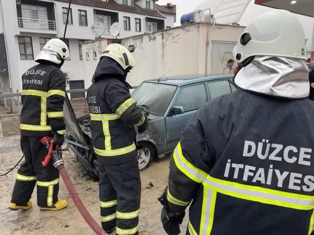 Yanan otomobil kullanılamaz hale geldi