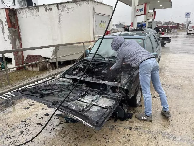 Yanan otomobil kullanılamaz hale geldi