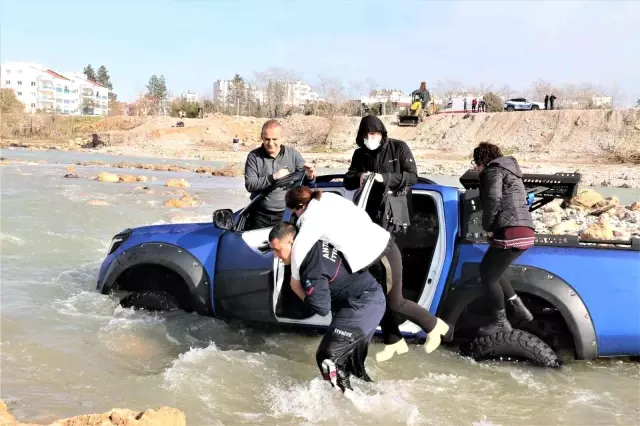 Görüntüyü izleyenlerin 'Kahraman' dediği itfaiyeci mütevazi tavrıyla da hayran bıraktı