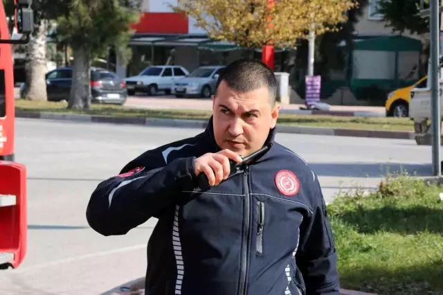 Görüntüyü izleyenlerin 'Kahraman' dediği itfaiyeci mütevazi tavrıyla da hayran bıraktı