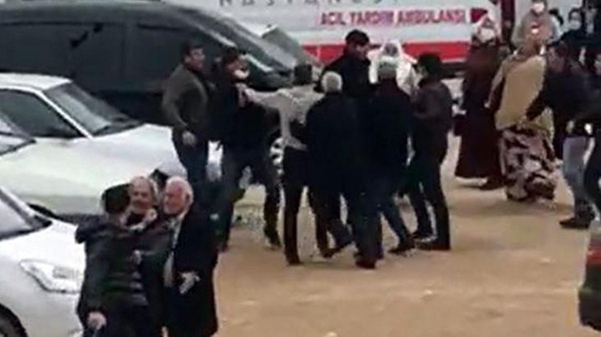 Hasta ziyaretine gelen akrabalar arasında silahlı kavga! O anlar kamerada