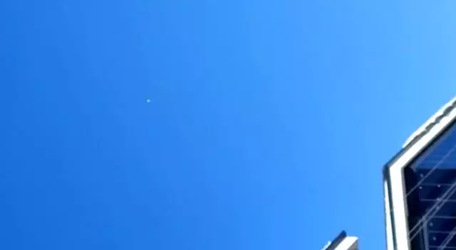 Kızıyla oynayan baba kafasını hava kaldırınca bilinmeyen cisimle karşılaştı, hemen telefonuna sarıldı