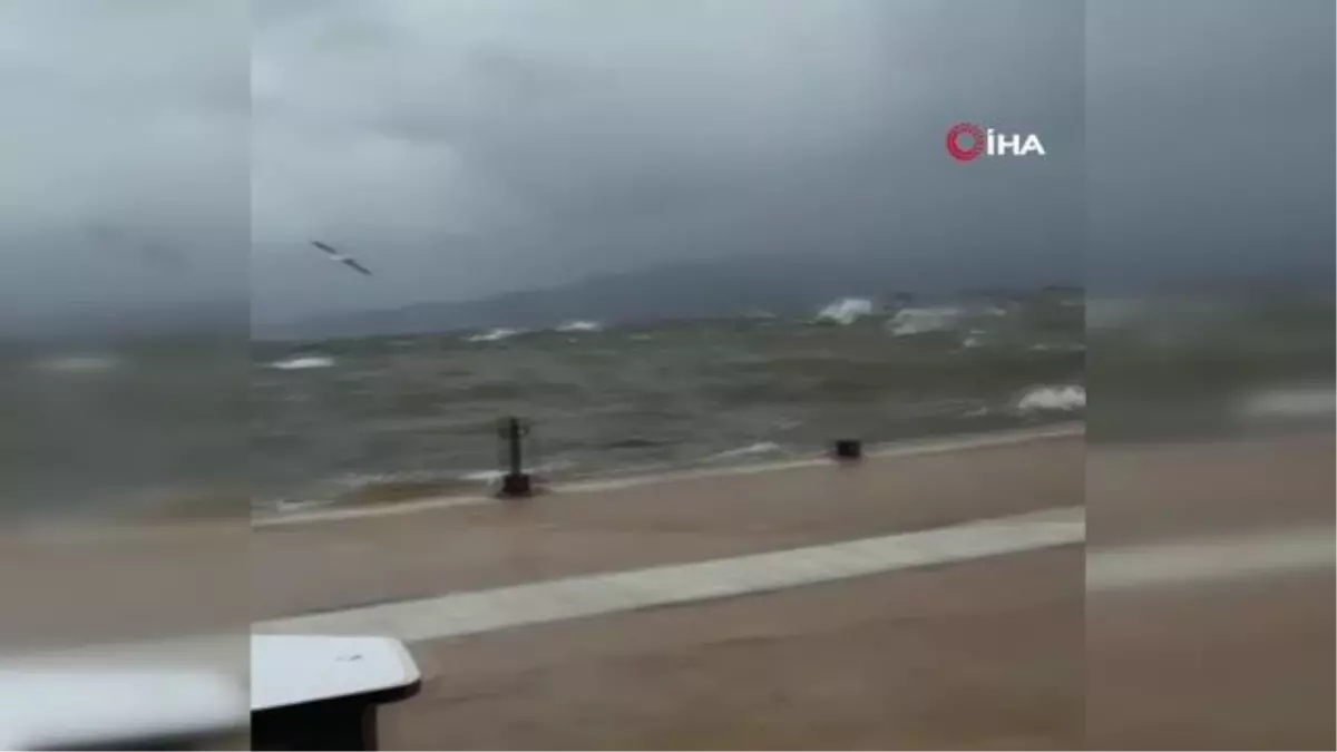 Köyceğiz'de fırtına...Dalgalar sahile vurdu