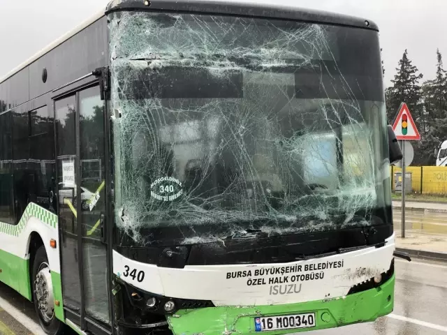 Yasak olan yerden dönen öğrenci servisi ile otobüs çarpıştı: 7 yaralı