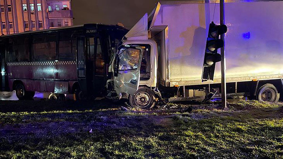 2 halk otobüsü, kamyonet ve otomobilin karıştığı zincirleme kazada 12 kişi yaralandı