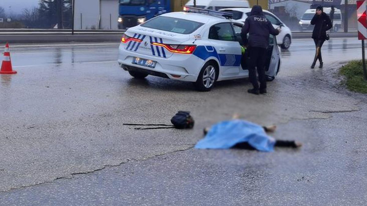 30 metre sürüklenmiş! Otomobilin çarptığı kadın feci şekilde can verdi