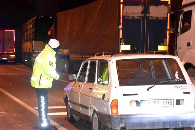 Afyonkarahisar-Konya karayolunda buzlanma ve kazalar nedeniyle 2 saattir ulaşım sağlanamıyor