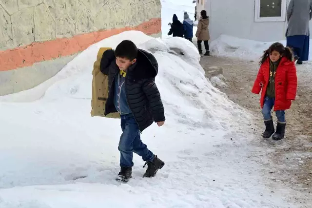 Depremzede çocukları sevindirdiler