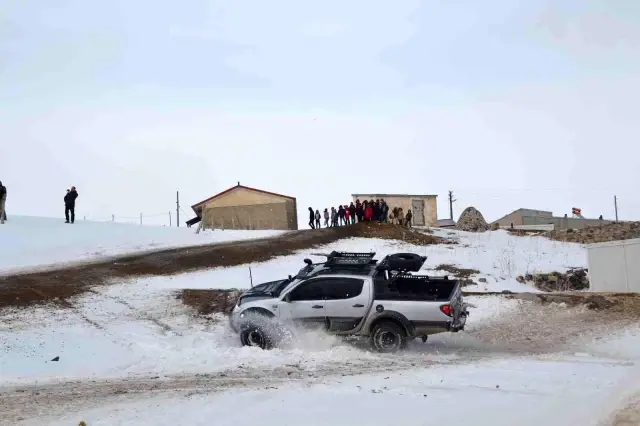 Depremzede çocukları sevindirdiler