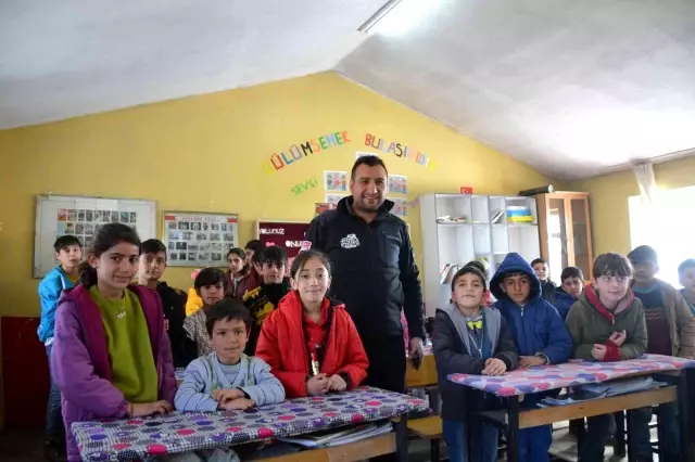 Depremzede çocukları sevindirdiler