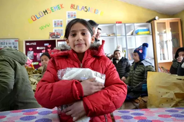 Depremzede çocukları sevindirdiler