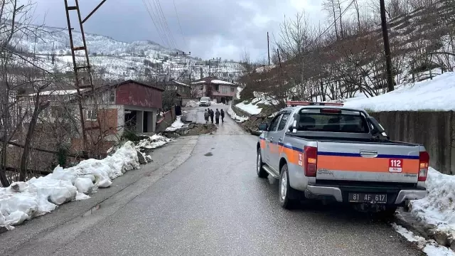 Düzce'de heyelan sebebiyle 3 katlı bina hasar gördü