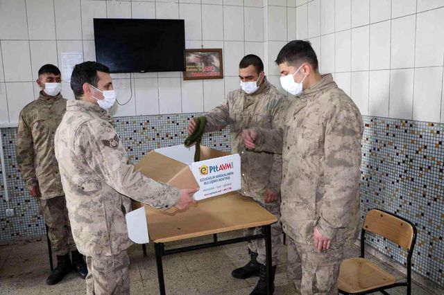 Emirzade ninenin ördüğü çoraplar Mehmetçiğe teslim edildi 1 Emirzade ninenin ördüğü çoraplar Mehmetçiğe teslim edildi