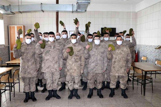 Emirzade ninenin ördüğü çoraplar Mehmetçiğe teslim edildi