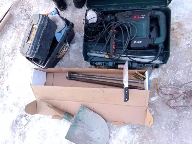 Definecilerin kazı yaptığı çukura inen ekipler dehşete düştü: Siyah tavuğu kesip, kanını akıtmışlar